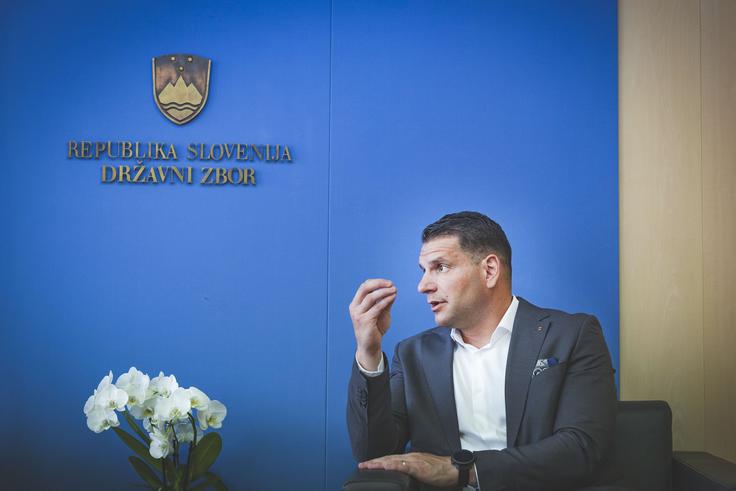 "Dajmo se posvetiti vsebini, pustimo ideologijo, pustimo politiko z danes na včeraj, začnimo s politiko z danes na jutri in naredimo nekaj dobrega za Slovenijo," pravi Zoran Stevanović.  | Foto: Ana Kovač