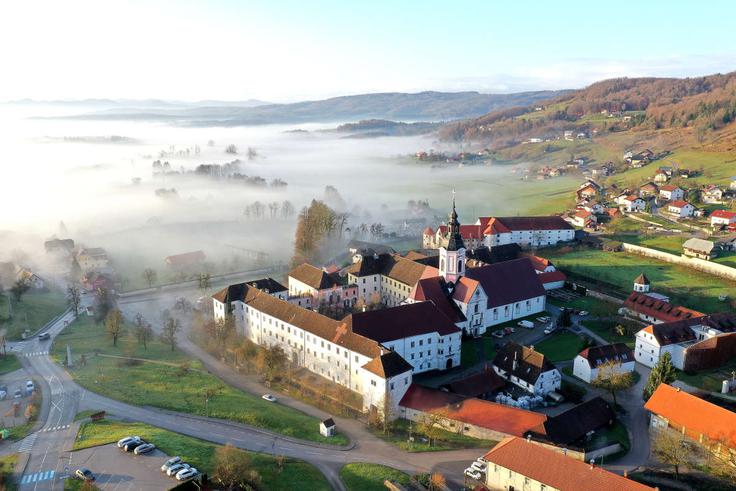 Pogled na cistercijansko opatijo iz zraka. | Foto: p. Branko Petauer