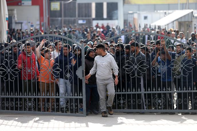 Begunci in migranti v BiH | Begunci in migranti v begunskem taborišču v Veliki Kladuši v BiH | Foto Reuters
