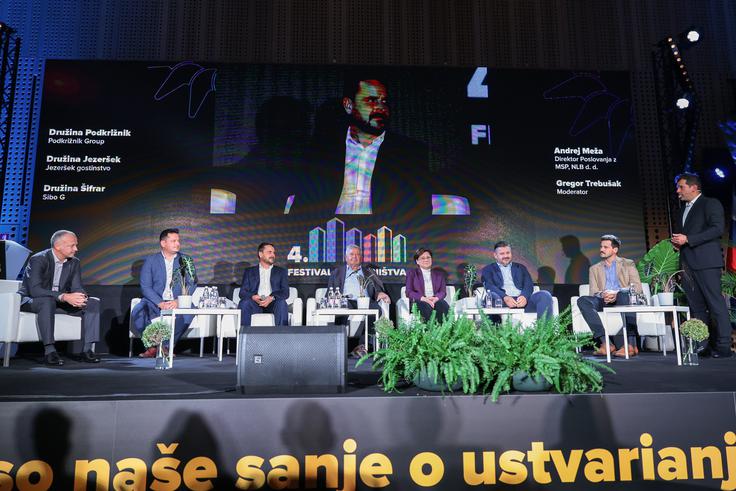 Družina Jezeršek je ena najbolj prepoznanih gostinskih družin v Sloveniji. Na 4. Festivalu podjetništva sta se bratom Martinu, Luki, Roku in Juretu na odru pridružila tudi mama Sonja in oče Franci Jezeršek. | Foto: SBC - Klub slovenskih podjetnikov