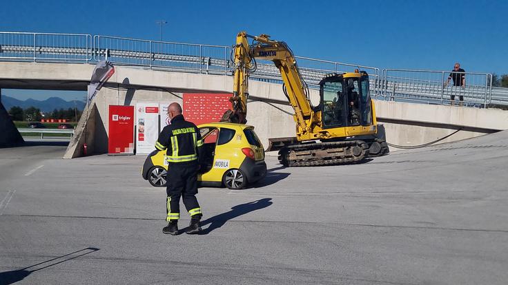 Poškodba baterije v avtomobilu s pomočo bagra. | Foto: Gregor Pavšič