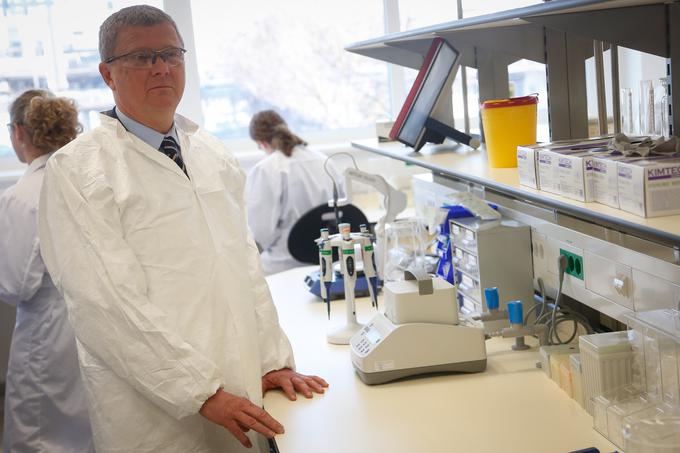 Vodja globalnega tehničnega razvoja v Sandozovi biofarmacevtiki Uroš Urleb ob letošnjem odprtju novega laboratorijskega objekta v Biofarmacevtiki Mengeš. | Foto: STA ,