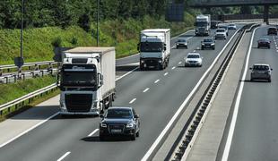 Prepoved prehitevanja tovornjakov: je nadzora dovolj?