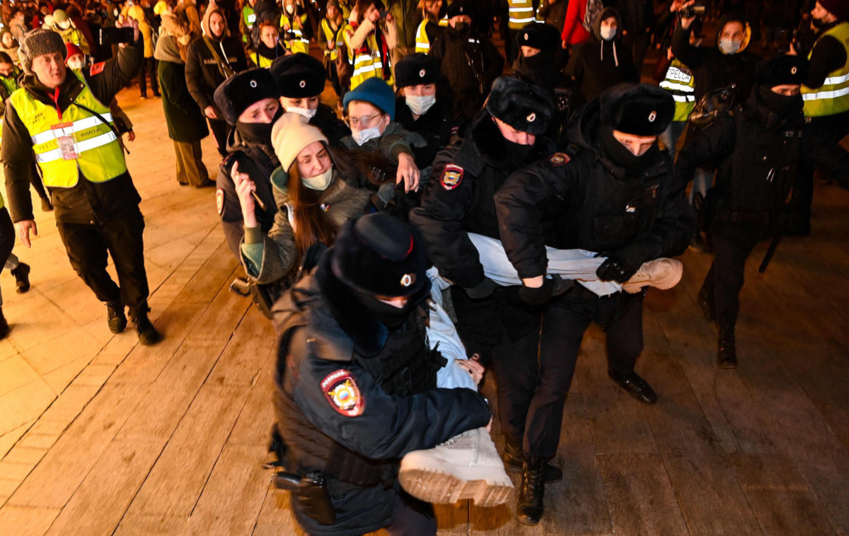 Rusija | Na današnjih protivojnih protestih, ki potekajo po vsej Rusiji, je bilo pridržanih več kot 700 protestnikov. | Foto Twitter