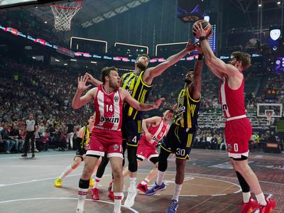Fenerbahče brez možnosti, Olympiacos je prvi finalist