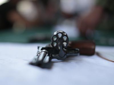 Celjan v le nekaj dneh izvedel tri rope: prodajalki grozil z revolverjem