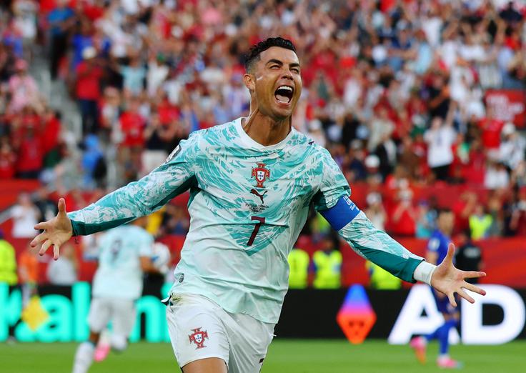 Cristiano Ronaldo je v 68. minuti z bele točke izenačil na 1:1. To je bil njegov tretji zadetek na tem prvenstvu. | Foto: Reuters