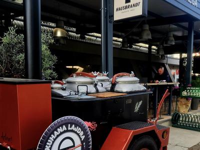 Presenečenje pred barom v Portorožu: neznanec ponoči pustil dva rdeča kamna