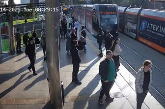 Zamišljena ženska s telefonom in tramvaj: kaj gre lahko narobe? #video