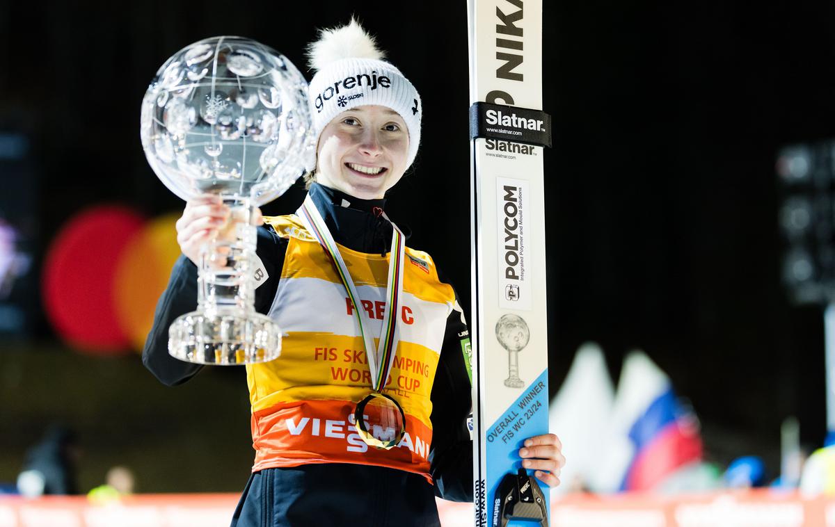 Nika Prevc Planica globus | Nika Prevc je prejela zasluženo nagrado, veliki kristalni globus. | Foto www.alesfevzer.com