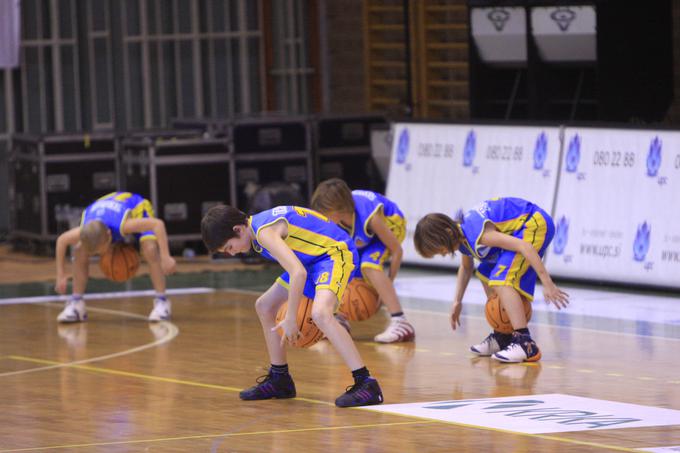 V košarkarsko vadbo vključujejo čim več atletskih vsebin, gimnastičnih vaj, tako da otroci že pri desetih letih na začutijo prevelike specializacije. | Foto: Sportida