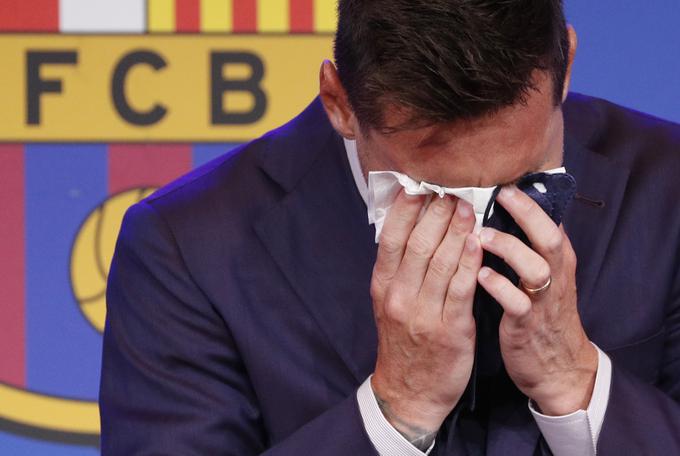 Messi se je od Barcelone poslovil v solzah, ki jih je obrisal v papirnati robec.  | Foto: Reuters