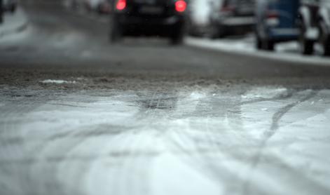 Zaradi trčenja v snegu in poledici umrl voznik na Češkem