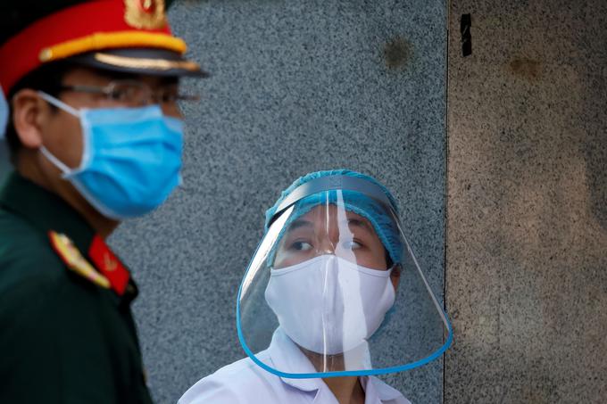 V drugi polovici marca so vietnamske oblasti sprožile kampanjo za donacije prek SMS-sporočil. Sredstva so namenili za nakup zdravstvene in varovalne opreme tistim, ki so bili pri svojem delu neposredno v stiku z obolelimi s covidom-19. V prvih dveh tednih so zbrali več kot dva milijona donacij. | Foto: Reuters