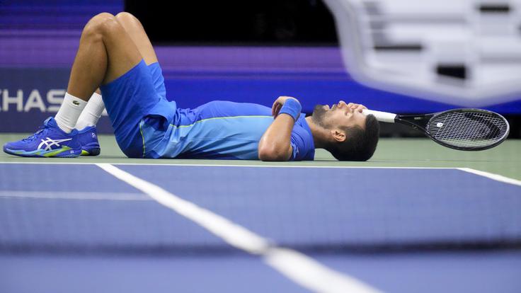 Novak Đoković se je po daljši izmenjavi od utrujenosti zgrudil na tla. | Foto: Guliverimage