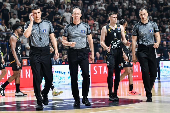 Matej Boltauzer se je med tekmo znašel v nemilosti navijačev Partizana, po tekmi je svoj gnev nad njegovim delom stresla še Crvena zvezda. | Foto: Partizan NIS/Dragana Stjepanovic