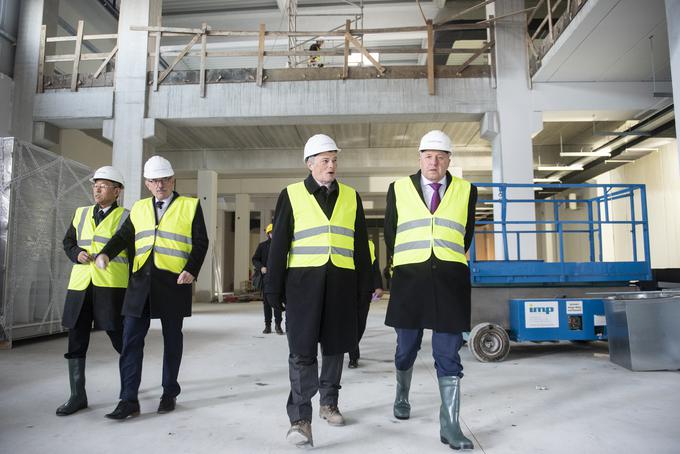 Minister za gospodarstvo Zdravko Počivalšek (desno) je v začetku letošnjega leta obiskal gradbišče v Logatcu. Dva meseca pozneje so kriminalisti obiskali direktorja družbe Lonstroff Petra Webra (v sredini).  | Foto: STA ,