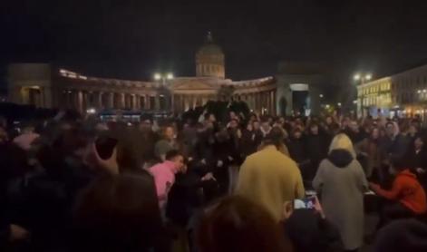 Posnetki, ki lahko skrbijo Putina. Mladi pojejo: "Kje ste bili, preklete pošasti?" #video