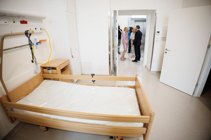 Bolnišnica Novo mesto Sobe v bolnišnici so eno- in dvoposteljne, opremljene so po najnovejših trendih. | Foto: STA