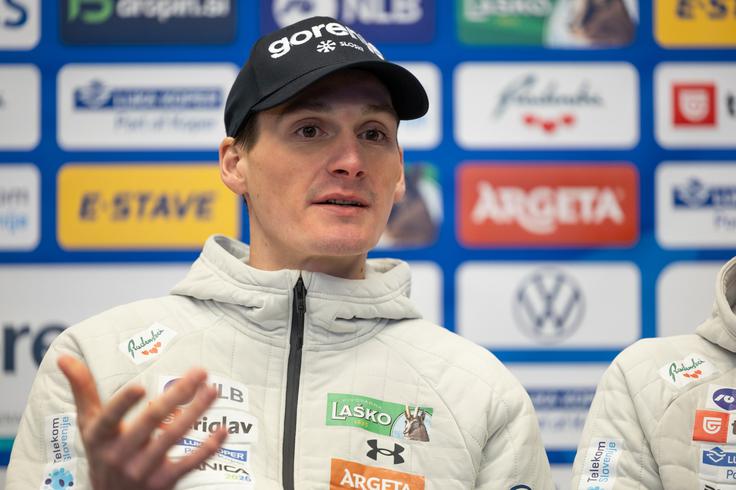 "Ne obremenjuje me to, da sem prvi kandidat za zmago in da so pričakovanja velika. Potrebno je oddelati svoje," pravi Domen Prevc. | Foto: Tine Eržen/STA