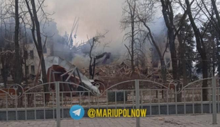 V Mariupolu bombardirano gledališče s 1.200 civilisti #vŽivo