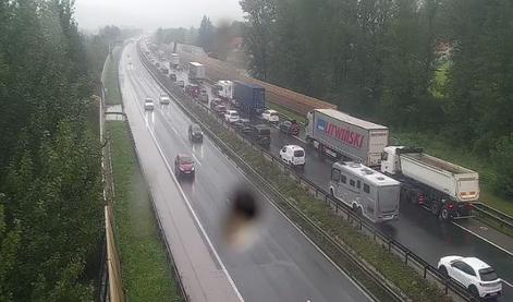 Zastoj na primorski avtocesti proti Ljubljani: več kot eno uro zamude
