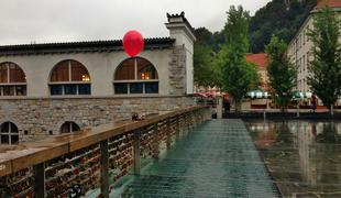V Ljubljani so se pojavili skrivnostni rdeči baloni