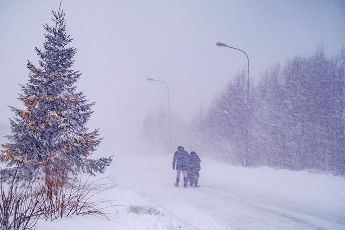Snežno neurje, Skandinavija | Več deset tisoč gospodinjstev na Švedskem, Norveškem in Finskem še vedno ostaja brez oskrbe z električno energijo. | Foto Reuters