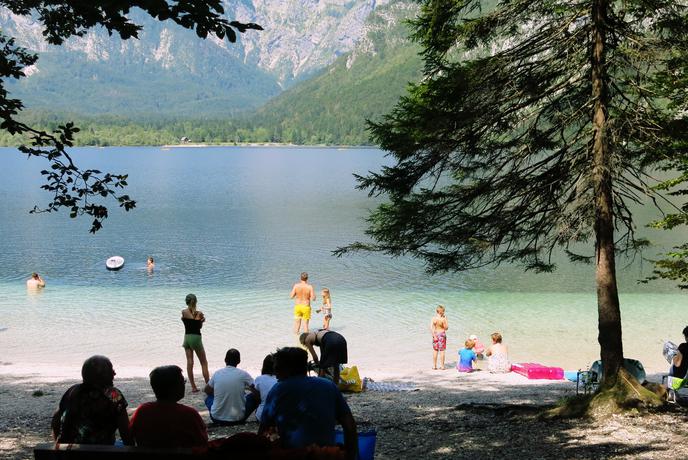 Je kopanje v Bohinjskem jezeru nevarno?