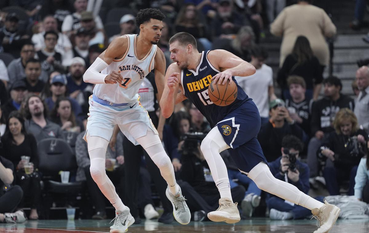 Nikola Jokić Victor Wembanyama | Srbski košarkarski zvezdnik Nikola Jokić je v ligi NBA Denver Nuggets popeljal do nove zmage. Na tekmi proti Spurs je dosegel kar 46 točk. | Foto Guliverimage