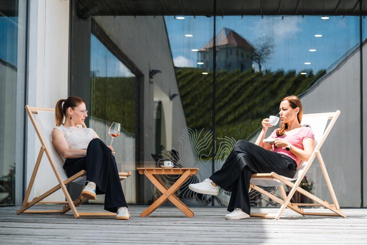 Poletni dnevi na terasi Zlatega griča ponujajo blagodejno sprostitev med vinogradi in razglede na škalske griče. | Foto: Jesse Štefane