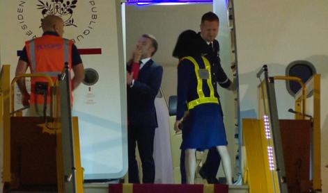 Kamere posnele, kako je Brigitte z roko udarila Macrona #video