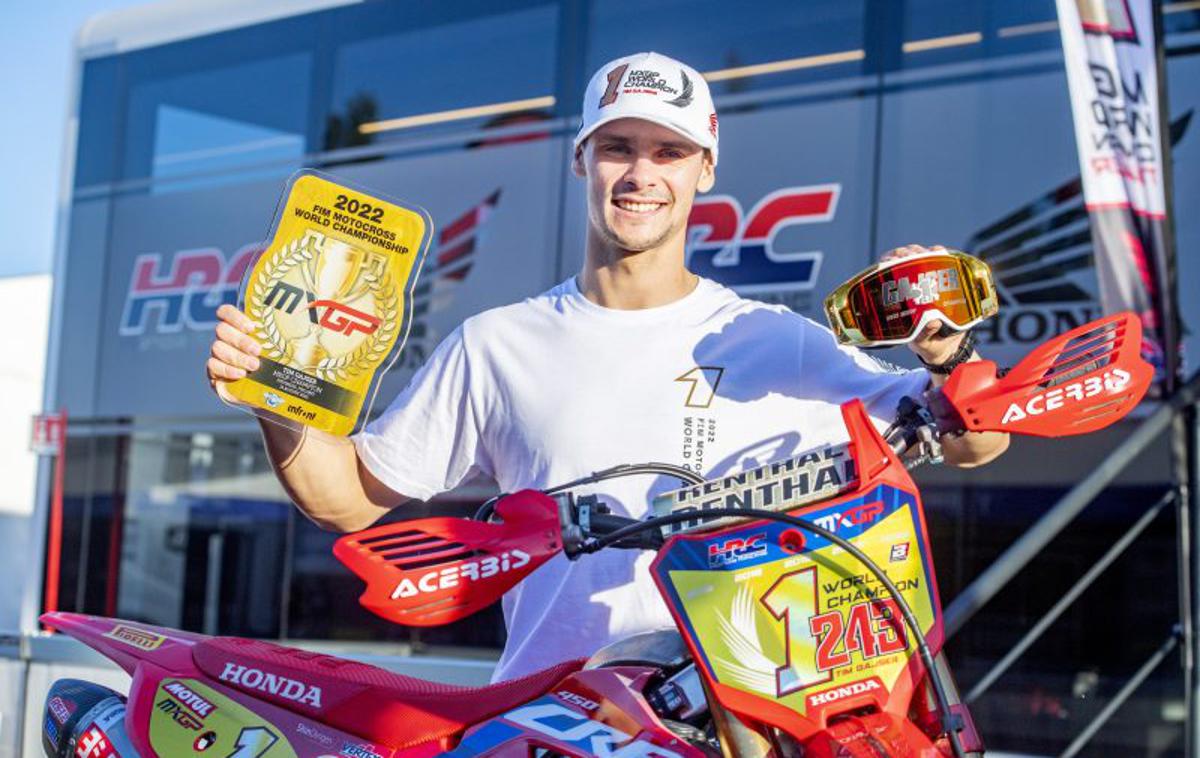 Tim Gajser zlata tablica | Tim Gajser z zlato tablico prvaka in številko 1 na svoji Hondi. | Foto Honda Racing/ShotbyBavo