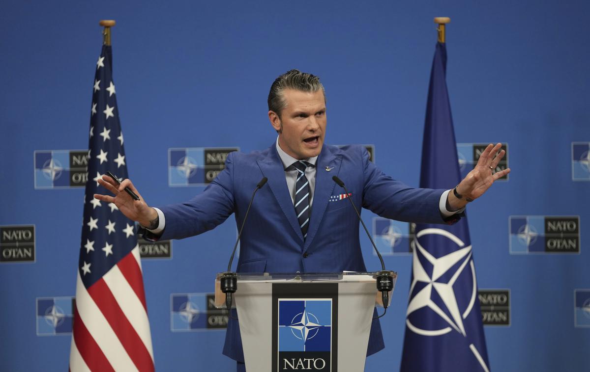 Pete Hegseth | Druga osrednja tema tokratnega ministrskega zasedanja in vrha bo tudi nadaljnja podpora Ukrajini. Po sredinem srečanju kontaktne skupine za Ukrajino se bodo ministri danes neformalno sestali v okviru Sveta Nato – Ukrajina. Na fotografiji Mark Pete Hegseth. | Foto Guliverimage