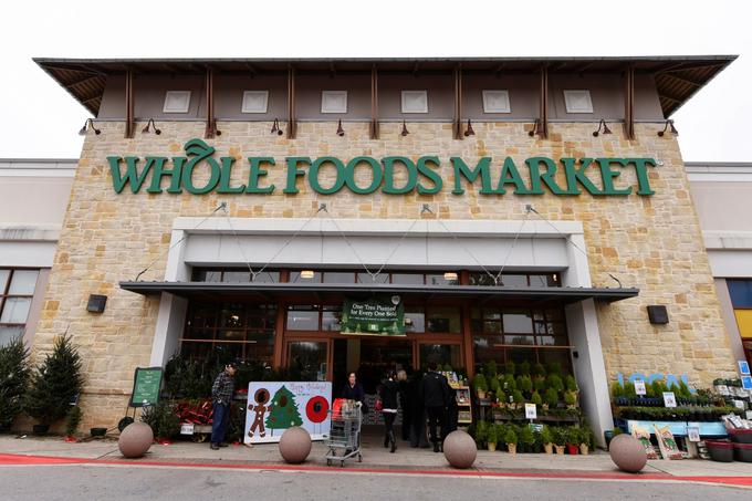 Amazon je projekt širjenja na fizične lokacije začel že lani, ko je za 11,3 milijarde evrov kupil ameriškega trgovca Whole Foods in svoji spletni veletrgovini, ki je največja na svetu, dodal več kot 500 supermarketov po vseh Združenih državah Amerike. Odprl je tudi nekaj lastnih trgovin, kjer lahko stranke plačujejo na poseben način. Klik fotografije za članek.  | Foto: Reuters