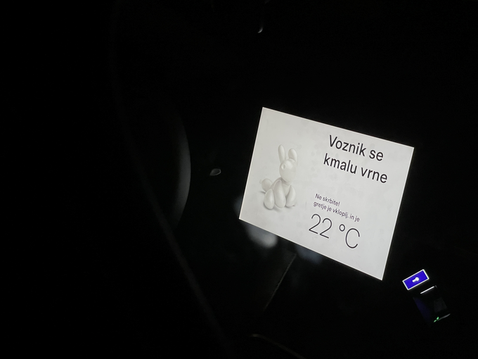 Med funkcijami je tudi uravnavanje klimatske naprave, če v avtomobilu za krajši čas pustimo domačo žival.  | Foto: Gregor Pavšič