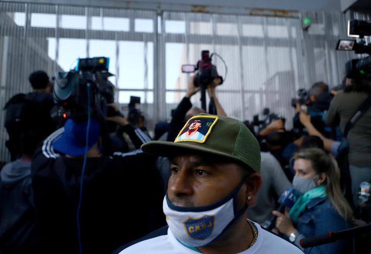 Diego Armando Maradona je imel pred bolnišnico veliko podporo navijačev. | Foto: Reuters
