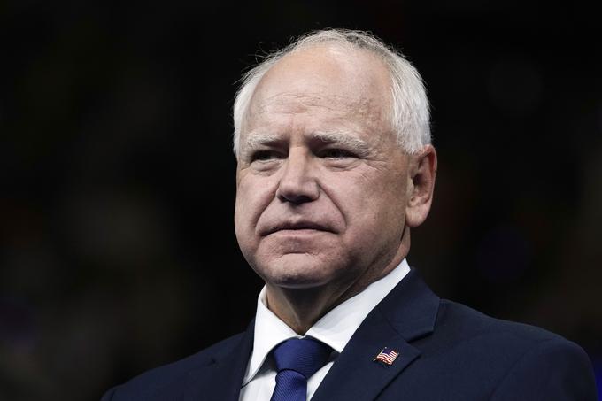 Tim Walz velja za progresivnega politika, ki podpira pravico do splava, pravice delavcev, pravice vojnih veteranov, pravice skupnosti LGBTQ, znan pa je tudi po uzakonitvi brezplačnih šolskih kosil v Minnesoti. Po drugi strani pa je Walz tudi velik podpornik pravice ameriških državljanov do posedovanja orožja, a se hkrati zavzema za strožja preverjanja nekaznovanosti potencialnih kupcev orožja.  | Foto: Guliverimage