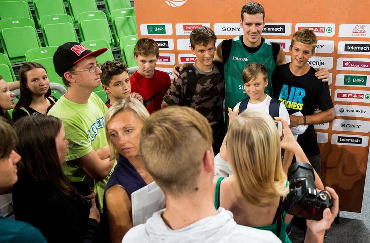 Goran Dragić je bil najbolj oblegan po treningu slovenske reprezentance. | Foto: Vid Ponikvar