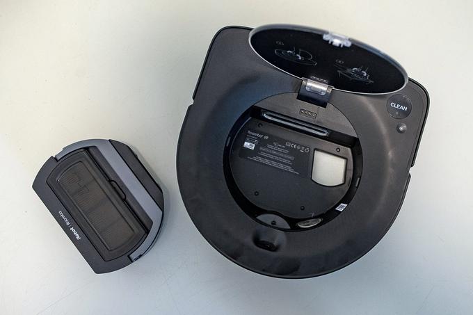 Spodnja stran pametnega sesalnika iRobot Roomba s9+ | Foto: Ana Kovač