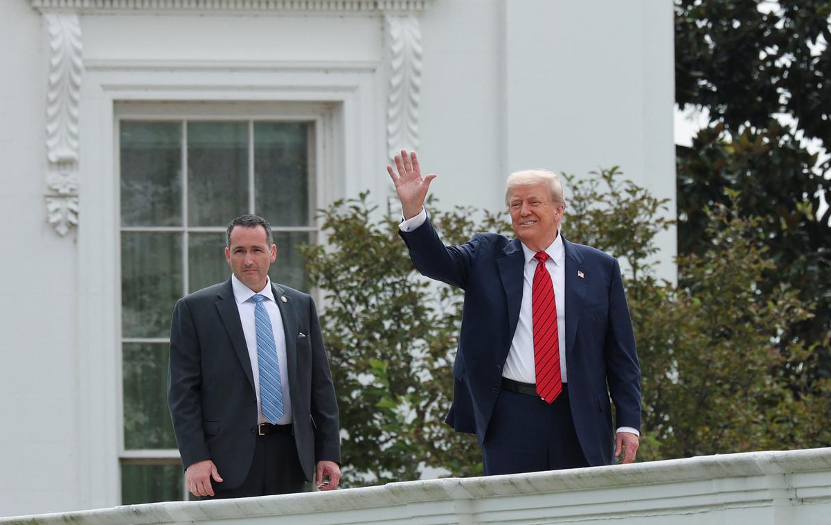 Donald Trump | Trump se je skupaj s pripadniki tajne službe okrog 20 minut sprehajal po ravni strehi nekdanjega bazena Bele hiše, ki je danes soba za novinarske konference. | Foto Reuters