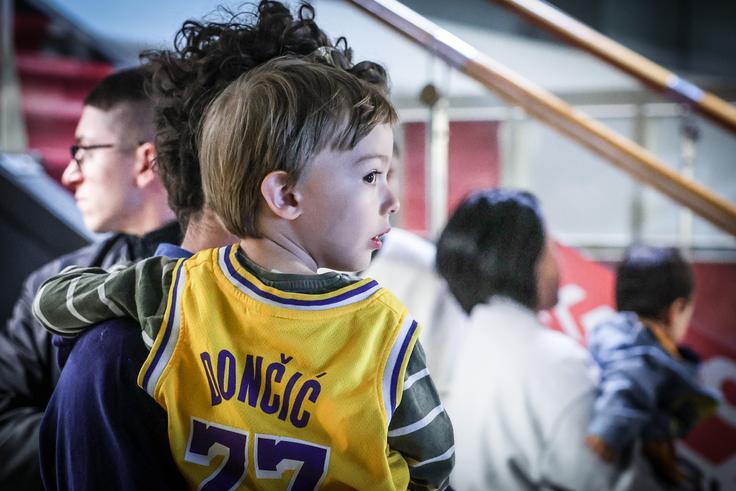 Največji privrženci Luke Dončića so se razveselili prihoda zvezdnika v Slovenijo, a ga od blizu niso videli. | Foto: Ana Kovač