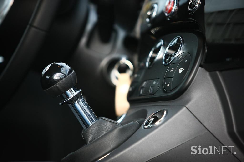 Fiat 500 1.2 8V lounge - šik mestni malček s posluhom za visoko modo
