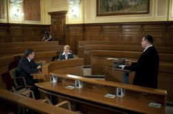 Mojca noče v Stožice, Zoran ne vidi botrov