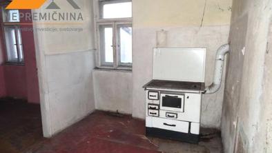 Razsuto stanovanje v Ljubljani bi oddajali za 350 evrov #foto