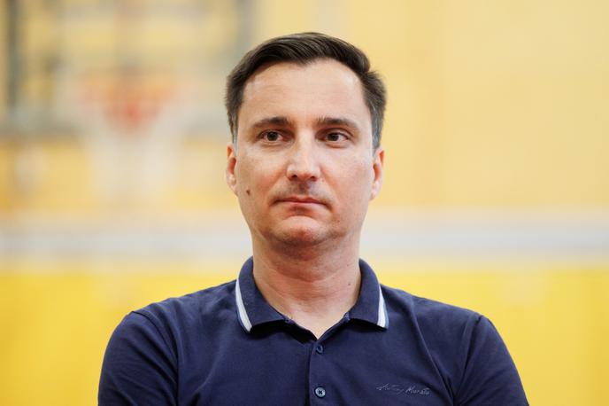 Denis Baš | Protitelesa, ki jih dobimo v krvi s cepljenjem, so več desetkrat višja, kot pa bi bila kadarkoli po naravni okužbi. "Ljudje še vedno mislijo, da bo stvar, ki jo prebolijo po naravni okužbi, okrepila imunski sistem, ampak pri HPV do tega nikakor ne pride," je dejal pediater in predsednik sekcije za primarno pediatrijo pri Slovenskem zdravniškem društvu Denis Baš. | Foto STA