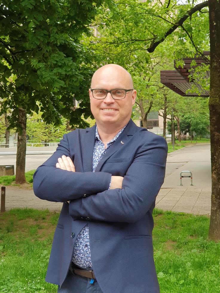 "Zgodilo se je to, da smo dobili vpogled v življenje mladih. In vidimo, da v telefonu nimajo le orodja za komuniciranje, ampak tudi orožje, s katerim lahko drug drugega nadlegujejo," pravi antropolog Dan Podjed.  | Foto: Stela Mihajlović