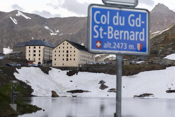 Col du Grand-Saint-Bernard | Narava je močnejša, 13. etapa Gira je ostala brez najvišje točke letošnje Dirke po Italiji, prelaza Veliki sveti Bernard na nadmorski višini 2.469 metrov. | Foto Guliverimage