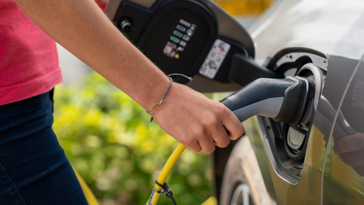 Kilometer z dizlom lahko stane tudi do trikrat več kot z elektriko. Še posebej, kadar avto polnite iz lastne strehe. Ker se večina vozil polni zvečer, ko paneli ne proizvajajo več, mora del dnevne energije nekje počakati do mraka, sicer jo boste drago kupovali iz omrežja. | Foto: SunContract