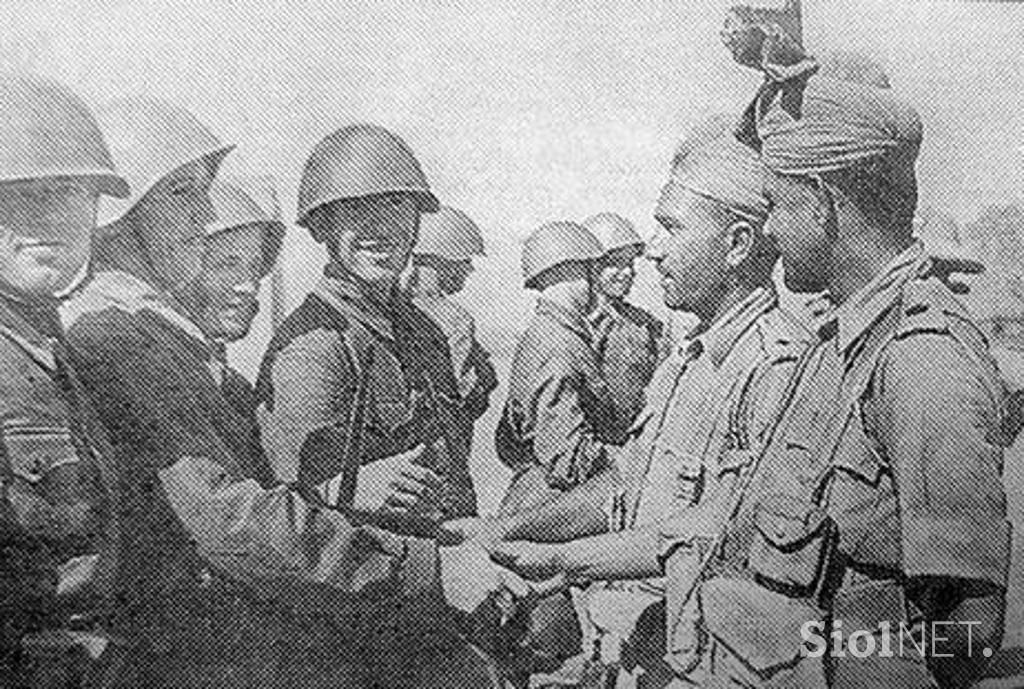 Sovjetski in britanski indijski vojaki v Iranu leta 1945